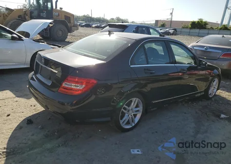 2013 Mercedes-Benz C 250 z USA, uszkodzony, nr VIN WDDGF4HB9DR270989